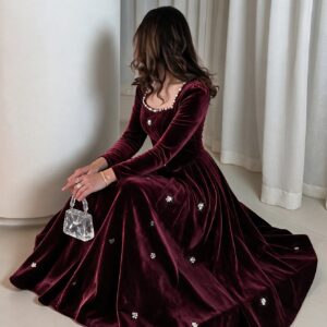 فستان سهرة ماكسي مخمل برقبة مربعة وأكمام طويلة مزين بالراينستون